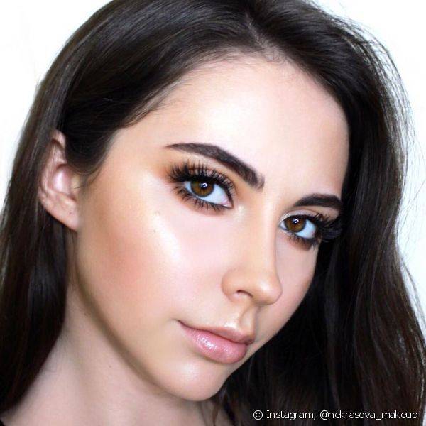 Preparar a pele com um primer aumenta a durabilidade da maquiagem na pele ao longo do dia (Foto: Instagram @nekrasova_makeup)